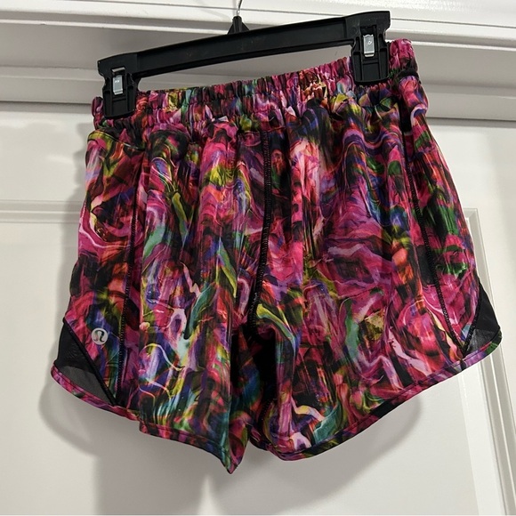 Lululemon Hotty Hot Low Rise Shorts - Hyper Flow Multi 4" - Picture 4 of 5